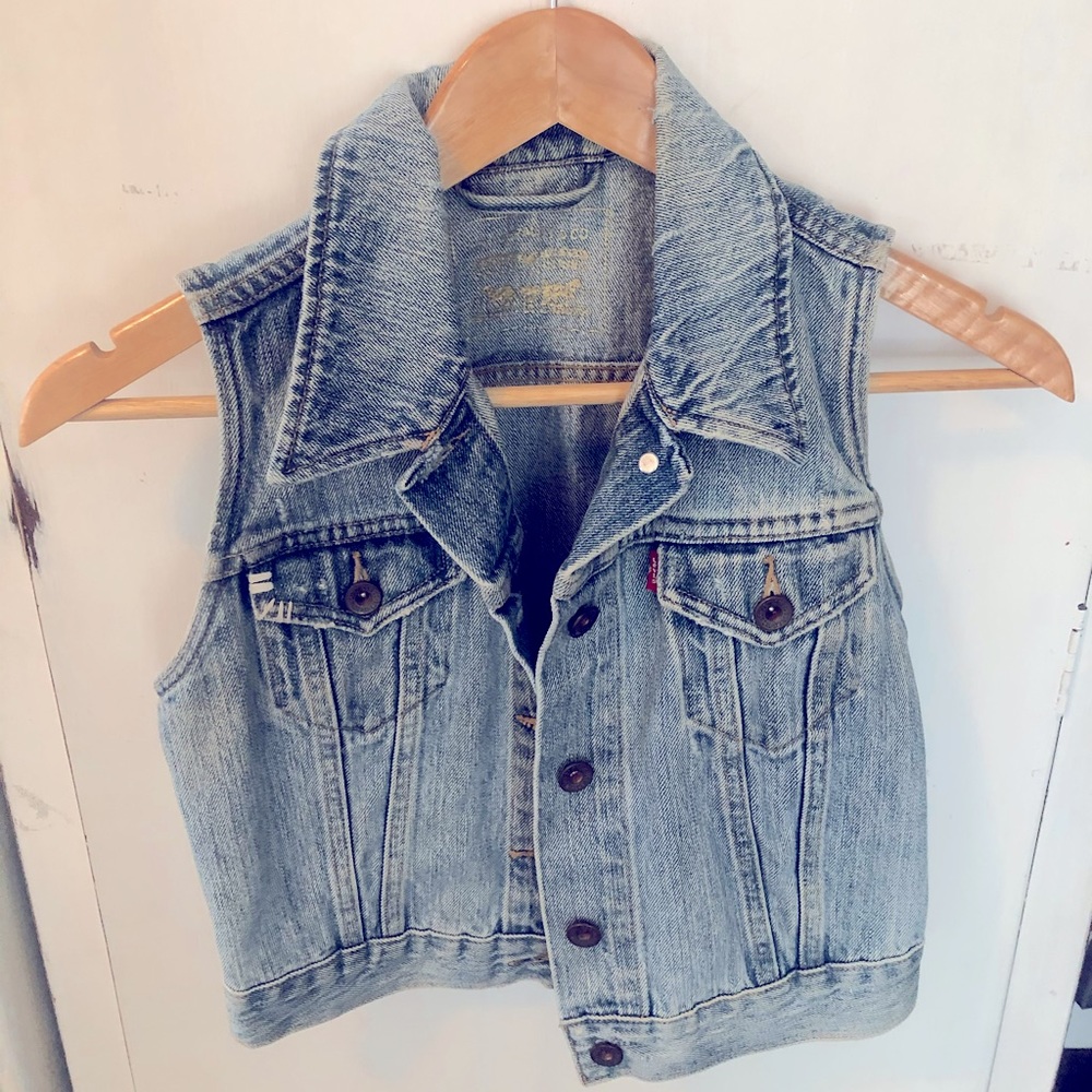 Vintage Levi’s jean vest - size Small. I’m good condition
